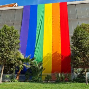 Frontis Municipalidad de Recoleta con bandera LGBTIQ+